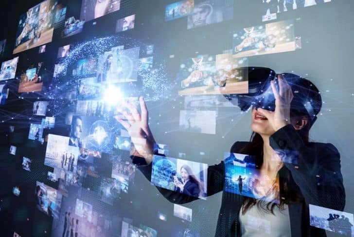 Mujeres disfrutando de la realidad virtual