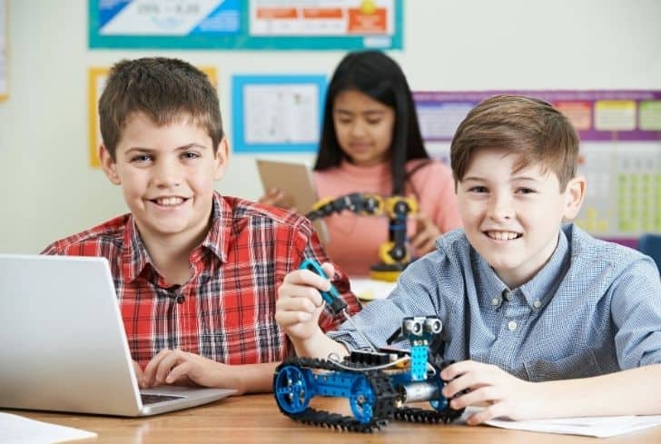 foto-niños-felices-construyendo-robot-en